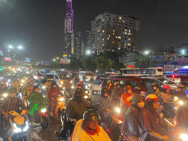 8 giờ tối, hàng ngàn người Sài Gòn vẫn chật vật giữa đường, đi hơn 1 giờ đồng hồ vẫn chưa thể về đến nhà vì ngập và kẹt xe ngày đầu tuần  - Ảnh 2.