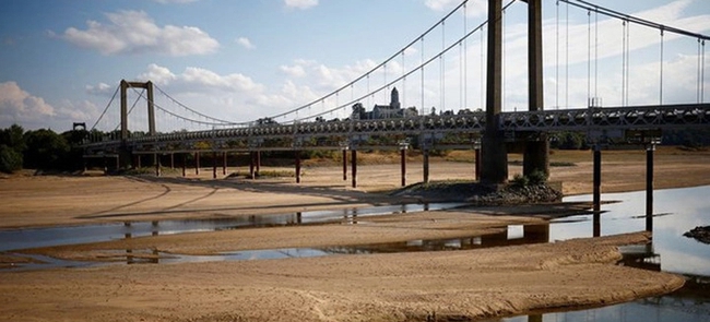 Pháp: Nước sông Loire xuống mức thấp lịch sử, người dân có thể đi bộ qua lòng sông - Ảnh 1.