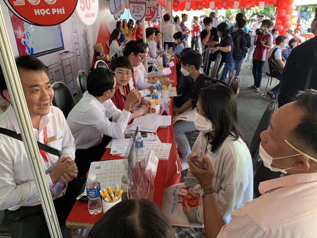 Mỏi mắt t&igrave;m th&ocirc;ng tin học ph&iacute; đại học - Ảnh 1.