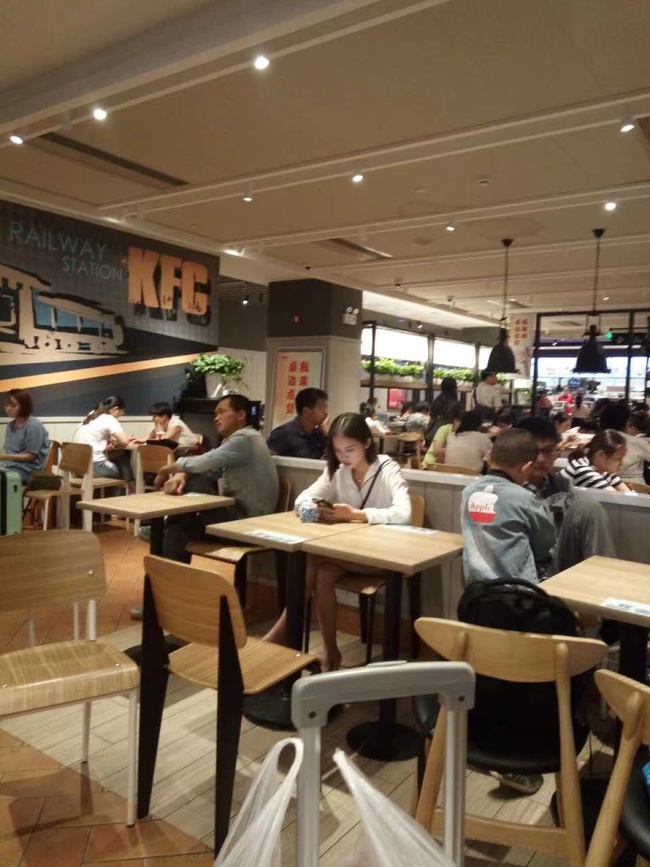 Cụ ông mua bánh ở KFC không được khuyến mãi phản ánh sự chật vật của nhóm người &quot;yếu thế&quot; trong thế giới công nghệ hiện đại - Ảnh 1.