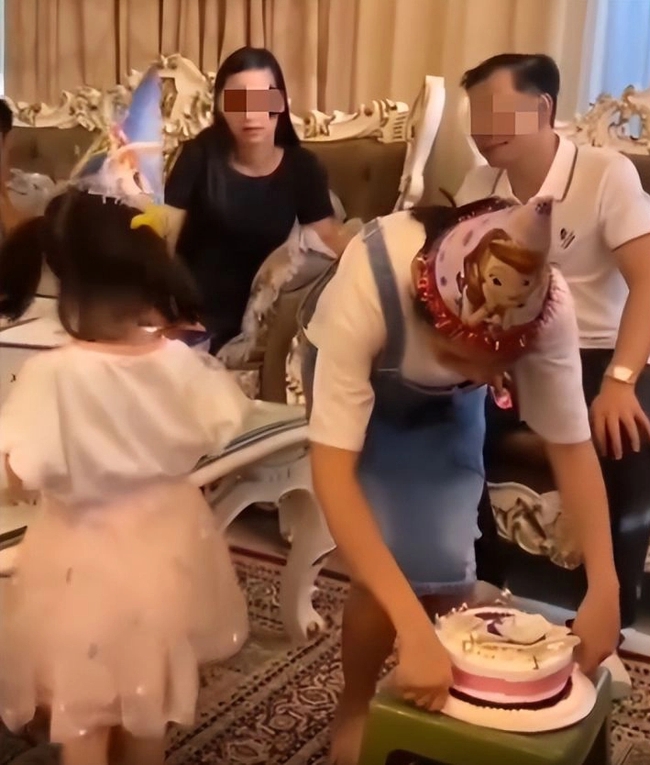 Gia đình &quot;mắng hội đồng&quot; cô gái vì sự cố trong tiệc sinh nhật vạch trần căn bệnh của nhiều gia đình Trung Quốc - Ảnh 1.