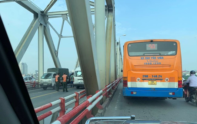 Hà Nội: Tai nạn giao thông nghiêm trọng, 5 ô tô đâm nhau trên cầu Chương Dương - Ảnh 3.