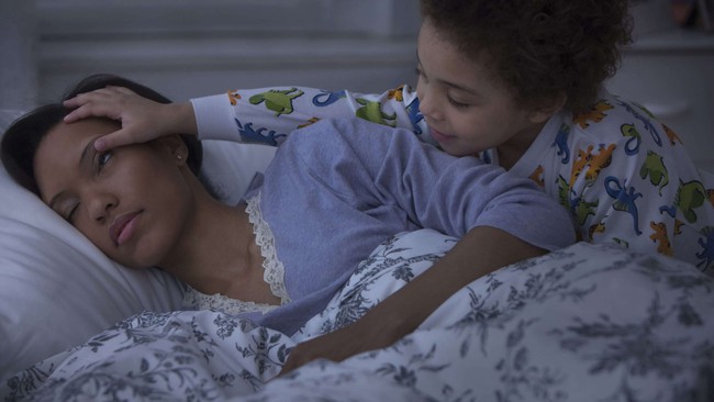 Vì sao trẻ cần ngủ riêng phòng với bố mẹ trước 5 tuổi, 8 bí quyết "vàng" giúp con thiết lập thói quen không ngủ chung! - Ảnh 2.