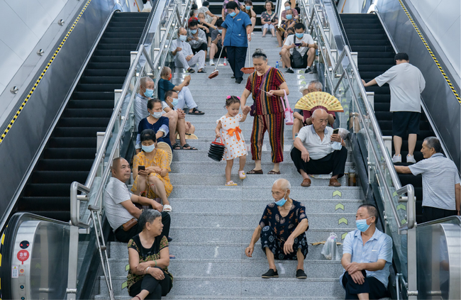 Chùm ảnh nắng nóng kinh hoàng ở Trung Quốc: Thành phố mất điện, hồ cạn thấy đáy, người lớn trẻ nhỏ tạm trú ở trạm tàu tránh nóng - Ảnh 9.