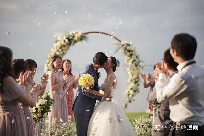 Cô dâu giàu có mang đúng 17 người thân, bạn bè sang Bali làm đám cưới: Mọi thứ hoàn hảo song giây phút làm lễ lại &quot;dở khóc dở cười&quot; - Ảnh 12.