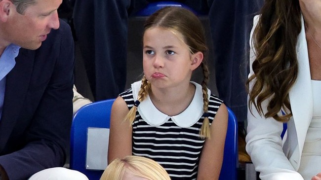 Công chúa Charlotte &quot;chiếm sóng&quot; của cha mẹ với loạt biểu cảm hài hước gây bão MXH - Ảnh 6.