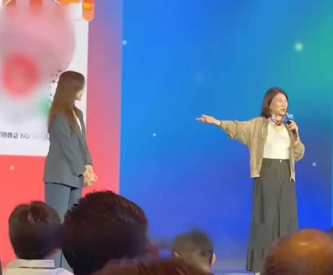 &quot;Bà đầm thép&quot; điện lạnh Trung Quốc giận dữ vì biểu hiện thiếu chuyên nghiệp của nữ MC trong buổi livestream giới thiệu sản phẩm mới - Ảnh 8.