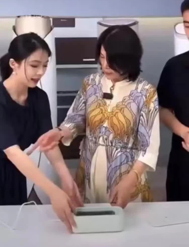 "Bà đầm thép" điện lạnh Trung Quốc giận dữ vì biểu hiện thiếu chuyên nghiệp của nữ MC trong buổi livestream giới thiệu sản phẩm mới - Ảnh 2.