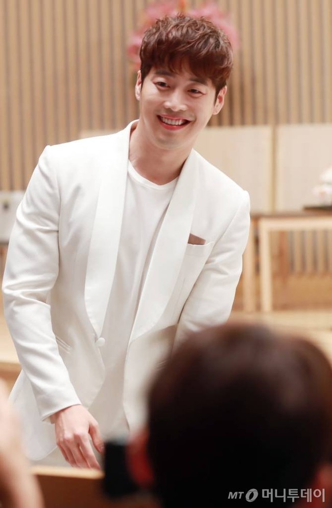 Hoàng tử nụ cười Kim Jae Won: Mỹ nam sở hữu nụ cười đẹp nhất nhì xứ Hàn và cuộc hôn nhân viên mãn bên thanh mai trúc mã - Ảnh 2.