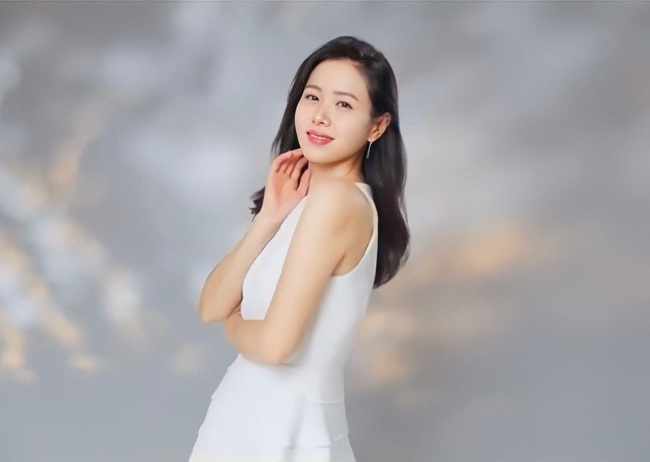 Son Ye Jin để lộ bụng bầu, gương mặt tròn trịa trong loạt khoảnh khắc hậu trường  - Ảnh 2.