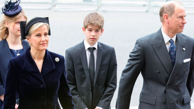 Cháu trai út đặc biệt của Nữ hoàng Anh hiếm khi lộ diện trên truyền thông - Ảnh 3.