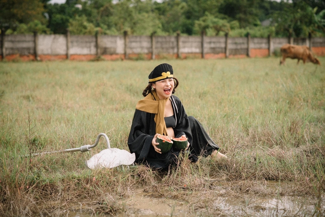 Mẹ bầu &quot;chơi trội&quot; hóa thân thành Trư Bát Giới tạo dáng ngạo nghễ giữa bãi cỏ, đã thế còn vác bồ cào cả gan trêu trọc con bò to - Ảnh 2.