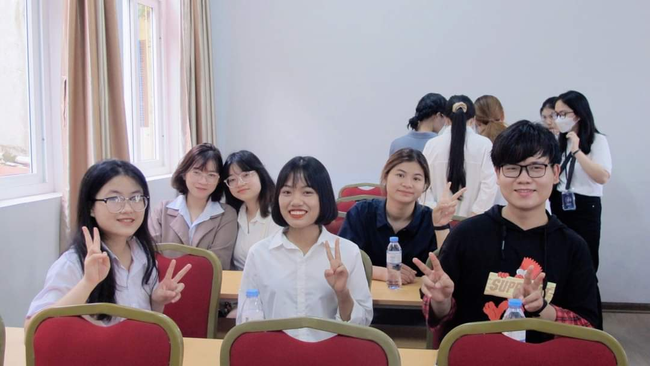 Trượt đại học, nữ sinh Hà Nội tự học tiếng Trung, giành học bổng đại học top 4 Thượng Hải: Bật mí loạt câu hỏi phỏng vấn quá bất ngờ - Ảnh 5.