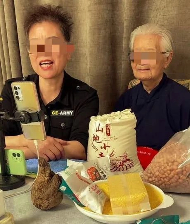 Bà cụ 94 tuổi trở thành công cụ livestream kiếm tiền cho con gái bóc trần thực trạng ăn bám kiểu mới trên mạng xã hội - Ảnh 3.