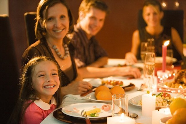 Để trẻ trở thành vị khách lịch sự trong nhà hàng, cha mẹ đã biết 6 &quot;tuyệt chiêu&quot; này chưa? - Ảnh 3.