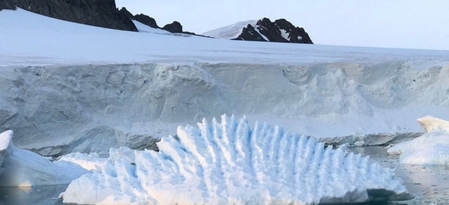 Sông băng trên dãy Alps tan chảy kỷ lục vì nắng nóng - Ảnh 1.
