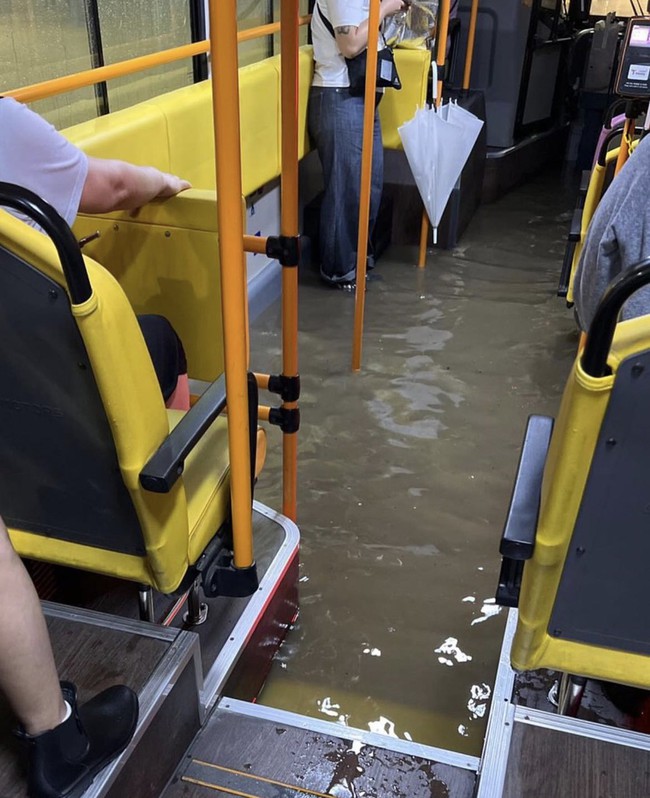Trận mưa lũ lịch sử ở Seoul: Người Việt tại thủ đô Hàn Quốc chia sẻ trải nghiệm kinh hoàng, nước cống tràn ngập nhà, phải &quot;di tản&quot; ra nhà tắm hơi công cộng tá túc - Ảnh 3.