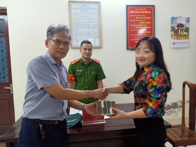 Ông Hào rất xúc động khi nhận lại được số tiền và giấy tờ thất lạc. Vị tiến sĩ Học viện Nông nghiệp Việt Nam cảm kích trước tấm lòng của bà Hà.