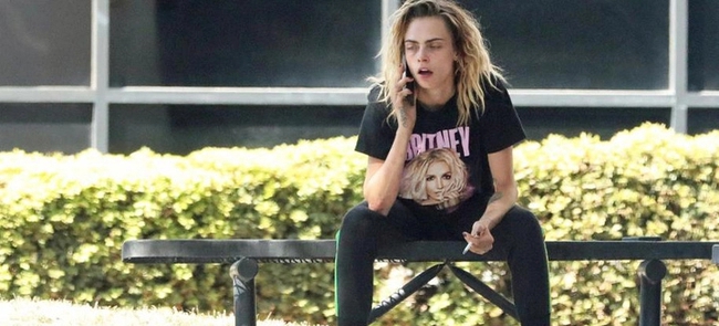 Người mẫu Cara Delevingne được bạn bè đưa đi cai nghiện - Ảnh 1.