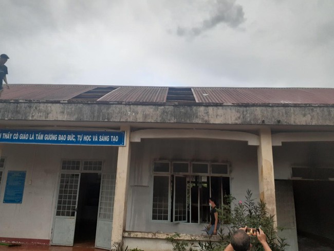 Trường học ở Kon Tum bị sét đánh bốc cháy trước khai giản - Ảnh 1.