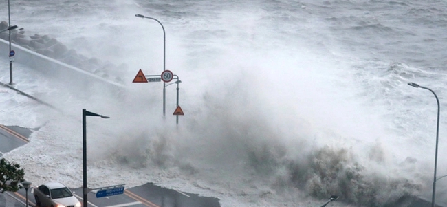 Siêu bão Hinnamnor đổ bộ Hàn Quốc, 2.000 cư dân tỉnh Nam Gyeongsang phải sơ tán - Ảnh 1.