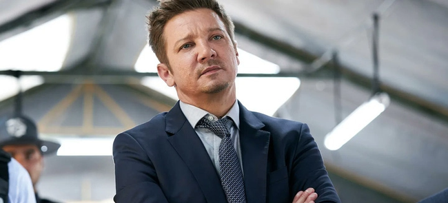 Bạn bè tiết lộ tình trạng thật Jeremy Renner sau tai nạn kinh hoàng - Ảnh 1.