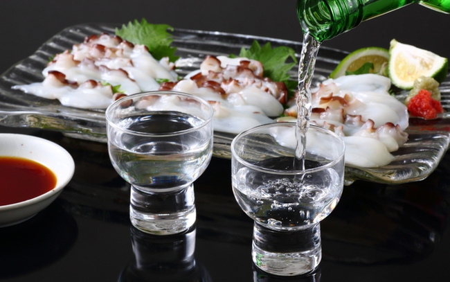 Đều là biểu tượng ẩm thực, tại sao rượu sake và sushi thường không đi cặp với nhau tại Nhật? - Ảnh 1.