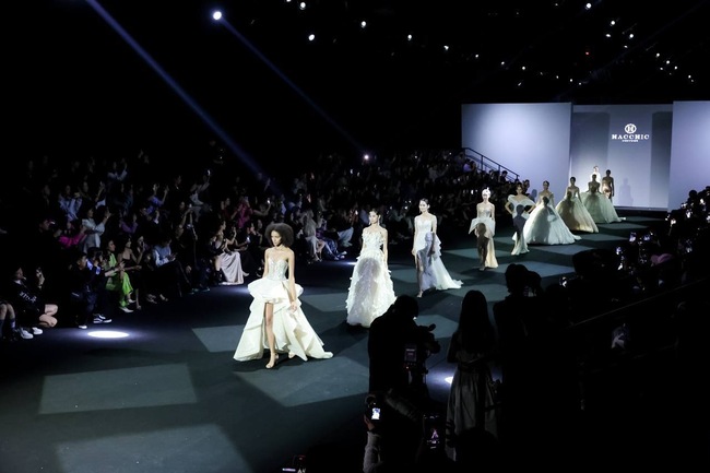 Lan Khuê trình diễn váy cưới tại Tuần lễ thời trang Thượng Hải - Ảnh 3.