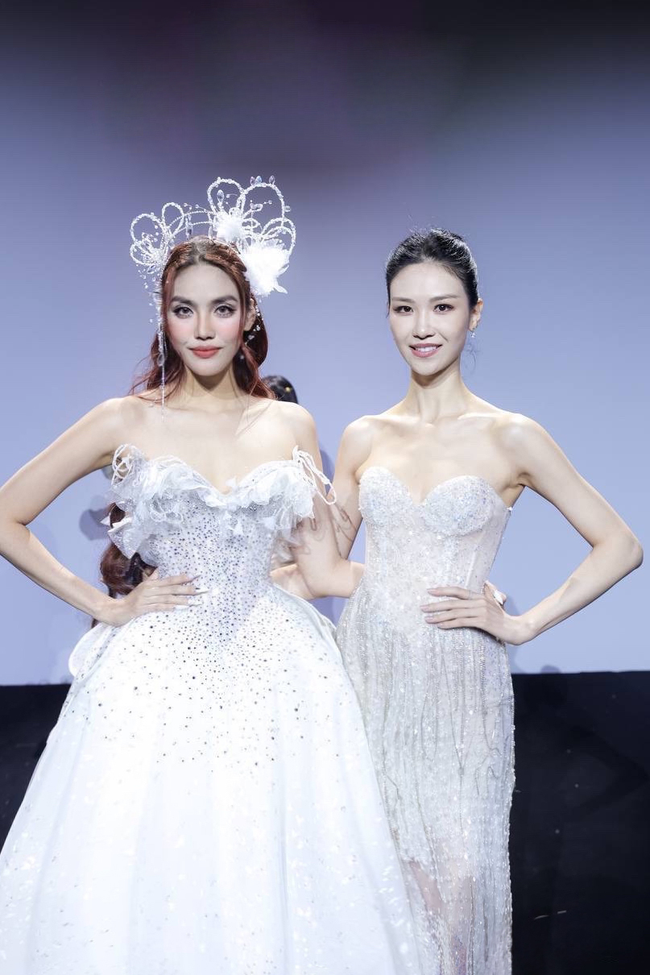 Lan Khuê trình diễn váy cưới tại Tuần lễ thời trang Thượng Hải - Ảnh 2.