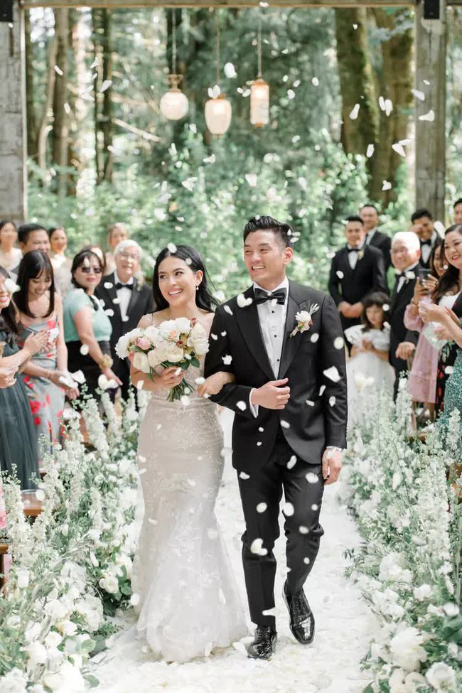 Cặp đôi người Việt lên báo nước ngoài: Tổ chức đám cưới trong rừng, dùng 3000 bông hồng để trang trí - Ảnh 1.