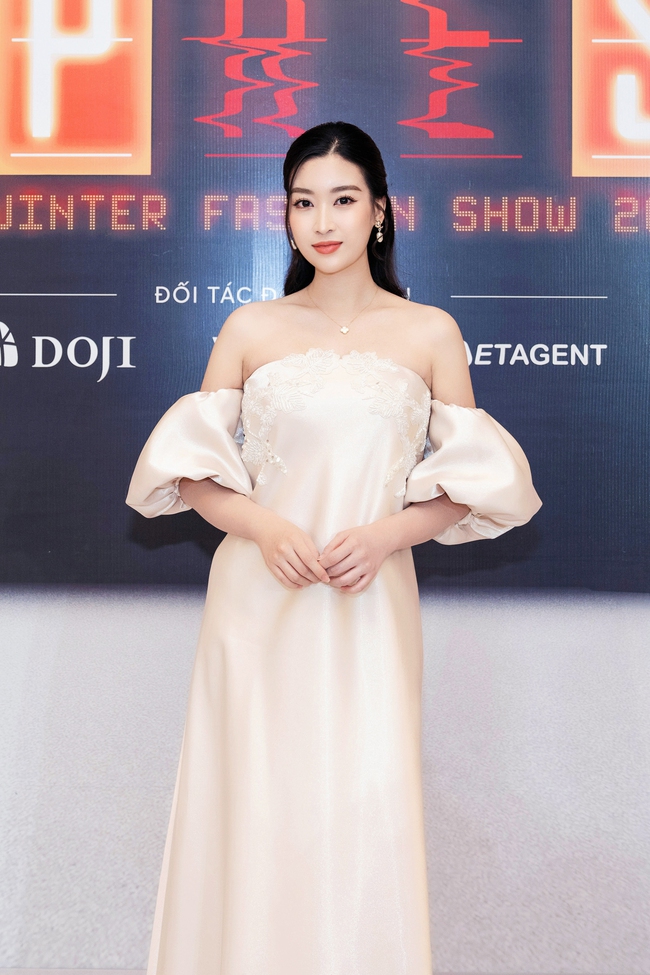 HH Đỗ Mỹ Linh tái xuất sau sinh con, MC Mai Ngọc đẹp phát sáng tại fashion show hot nhất nhì thu đông 2023 - Ảnh 2.
