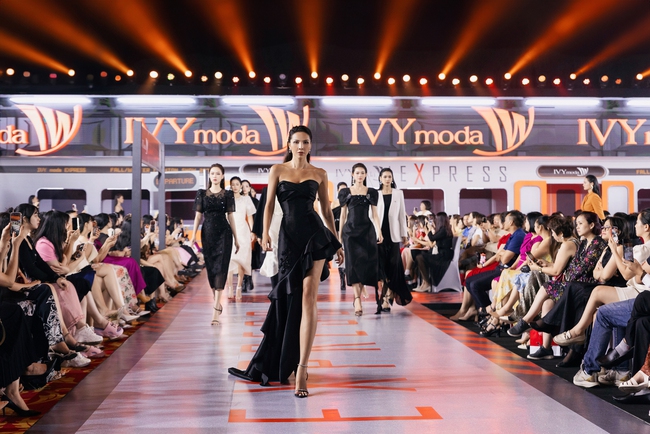 HH Đỗ Mỹ Linh tái xuất sau sinh con, MC Mai Ngọc đẹp phát sáng tại fashion show hot nhất nhì thu đông 2023 - Ảnh 18.
