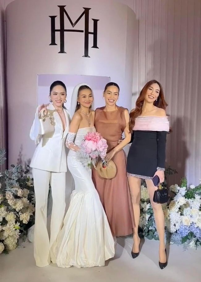 Cô dâu Thanh Hằng đi đôi giày bệt gần 40 triệu - Ảnh 3. Cô dâu Thanh Hằng đi đôi giày bệt gần 40 triệu - Ảnh 3.