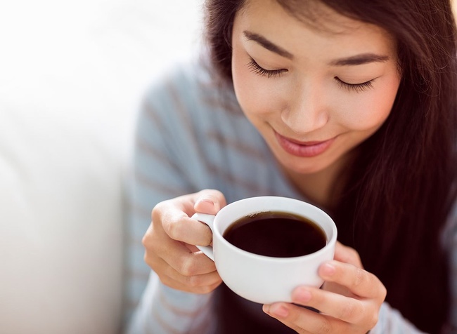 Phụ nữ sau tuổi 25 uống cà phê với thứ này rất hại sức khỏe lại già nhanh - Ảnh 1.