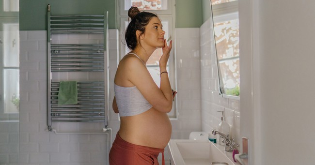 7 thành phần mỹ phẩm mà mẹ bầu cần tránh trong thời gian mang thai - Ảnh 2.