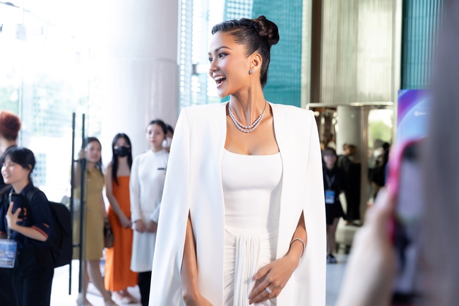 H'Hen Niê diện đầm trắng tôn thềm ngực gợi cảm, chiếm spotlight tại Hoa hậu Hoàn vũ Việt Nam 2023 - Ảnh 1.