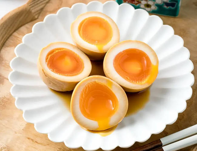 Cách làm trứng Ramen cực đỉnh, độ chín hoàn hảo, ăn với gì cũng hợp - Ảnh 1.