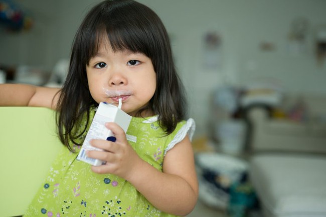 Bé uống 2-3 hộp sữa mỗi ngày nhưng không cao lên, bác sĩ chỉ ra sai lầm khi chọn sữa cho con - Ảnh 1.