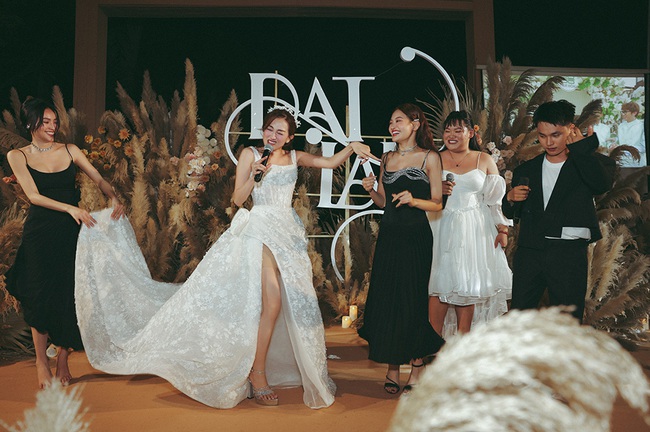 Cô dâu Phương Lan thay 4 bộ váy cưới, trong đó có 1 thiết kế xẻ cao sexy tột cùng - Ảnh 5.