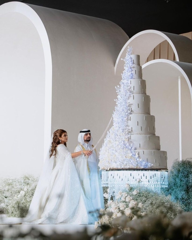 Đám cưới xa hoa của tỷ phú công nghệ và Công chúa Dubai: Váy đính kim cương, bánh cưới 7 tầng! - Ảnh 5.
