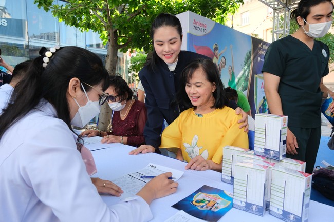 Diễn viên Huỳnh Anh Tuấn, Vân Trang cùng mẹ trải nghiệm khẩu hiệu &quot;đầu bạc không đầu hàng&quot; của Anlene TOTAL 10 - Ảnh 2.