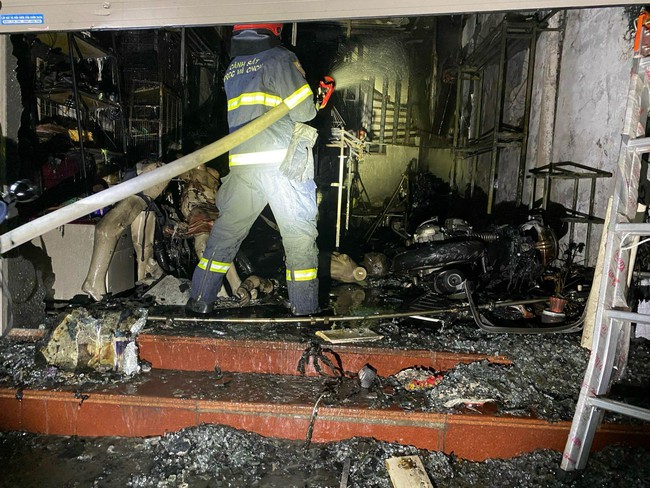 Hà Nội: Cửa hàng thời trang 4 tầng bốc cháy lúc rạng sáng, 5 người trong nhà thoát nạn - Ảnh 1.