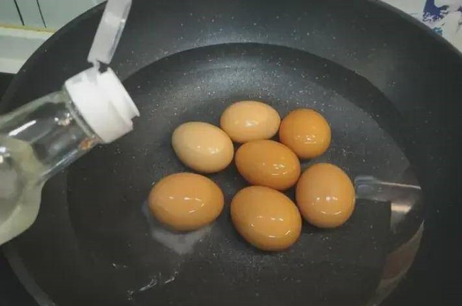 When boiling eggs, don't use cold water, the "12345" formula is the right way - Photo 2.