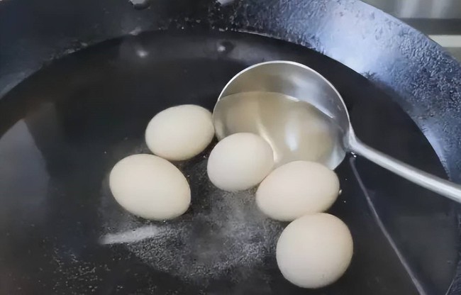 When boiling eggs, don't use cold water, the "12345" formula is the right way - Photo 3.