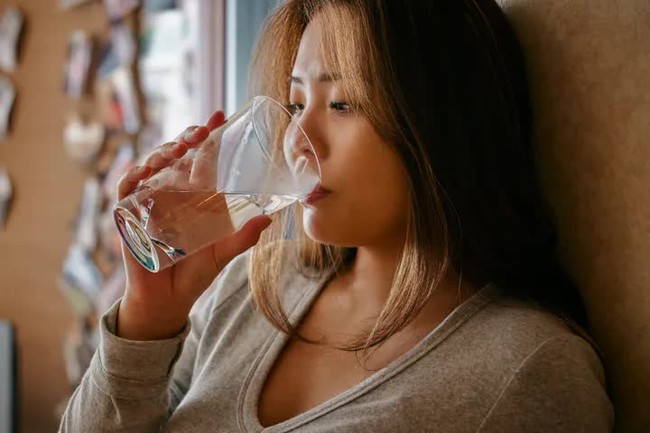 Uống quá nhiều nước có thể dẫn đến những cơn động kinh, dấu hiệu cảnh báo bạn đang &quot;dư thừa nước&quot; - Ảnh 2.