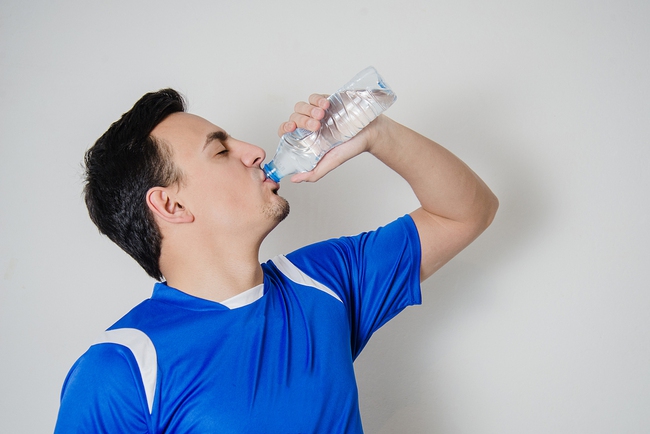 Uống quá nhiều nước có thể dẫn đến những cơn động kinh, dấu hiệu cảnh báo bạn đang &quot;dư thừa nước&quot; - Ảnh 3.