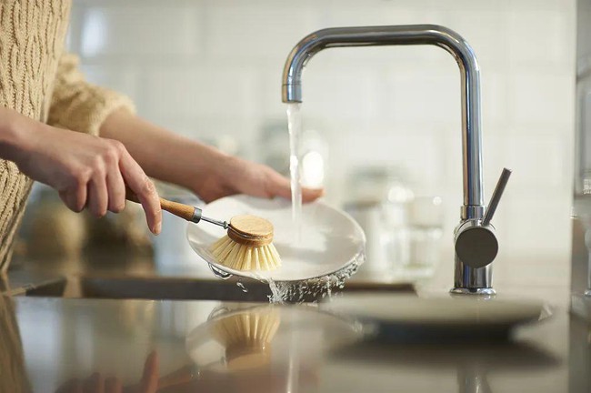 Đầu bếp nhà hàng chỉ ra 6 sai lầm trong thao tác rửa và sắp xếp bát đĩa khiến vi khuẩn sinh sôi  - Ảnh 1.