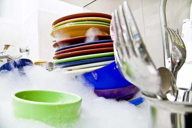 Đầu bếp nhà hàng chỉ ra 6 sai lầm trong thao tác rửa và sắp xếp bát đĩa khiến vi khuẩn sinh sôi  - Ảnh 4.