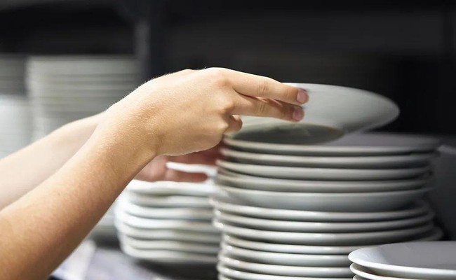 Đầu bếp nhà hàng chỉ ra 6 sai lầm trong thao tác rửa và sắp xếp bát đĩa khiến vi khuẩn sinh sôi  - Ảnh 2.