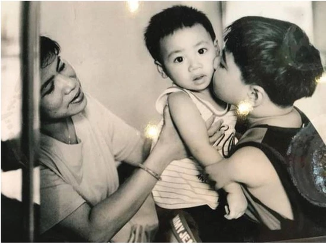 Bức ảnh cậu bé Quảng Trị với cánh tay không lành lặn bên mẹ và em trai "viral" MXH: Câu chuyện phía sau quá đáng tự hào - Ảnh 1.